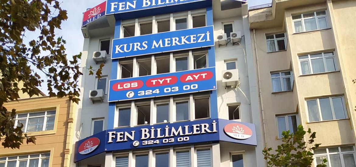 Kağıthane Gültepe MED Kurs Merkezi'nin LGS, TYT ve AYT tabelalarının bulunduğu bina cephesi